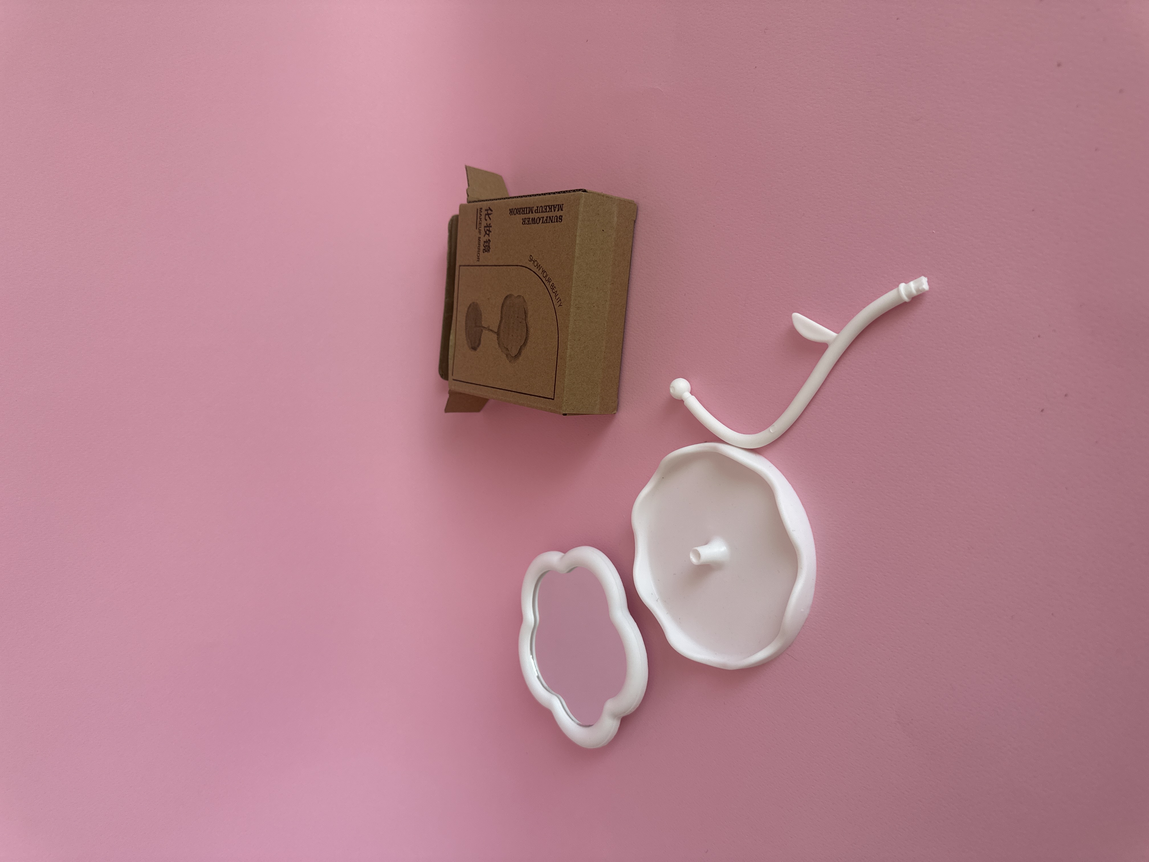 ئاوێنەی سەر مێز