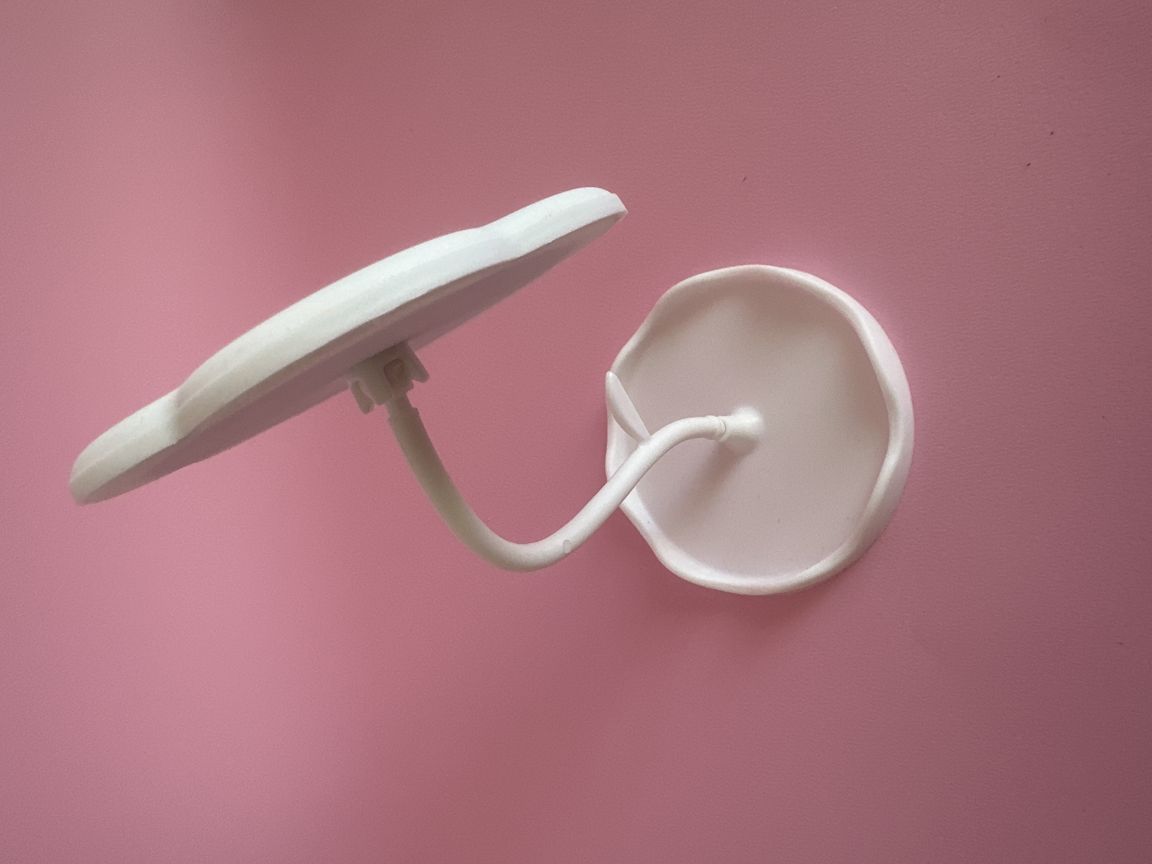 ئاوێنەی سەر مێز