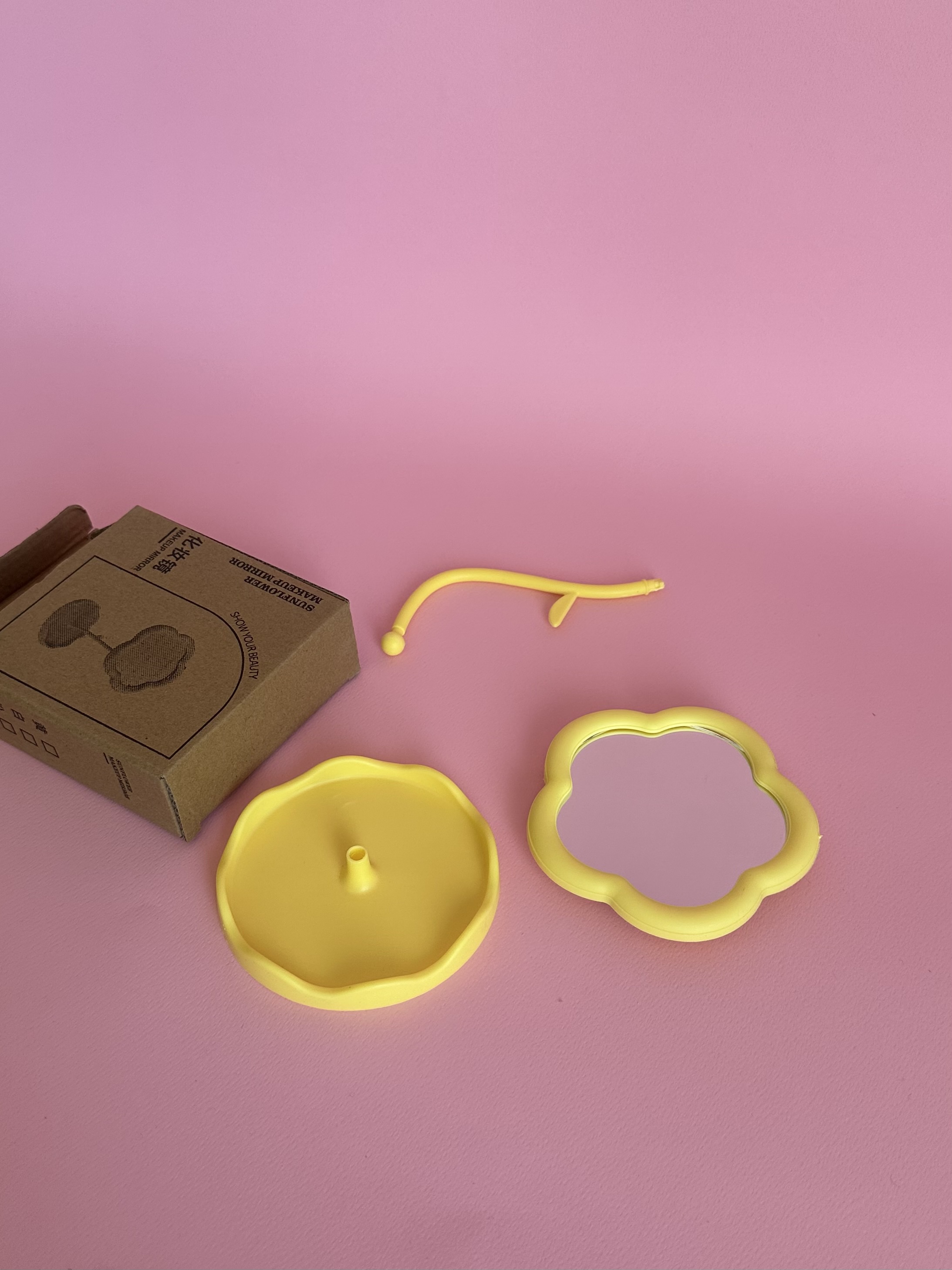 ئاوێنەی سەر مێز