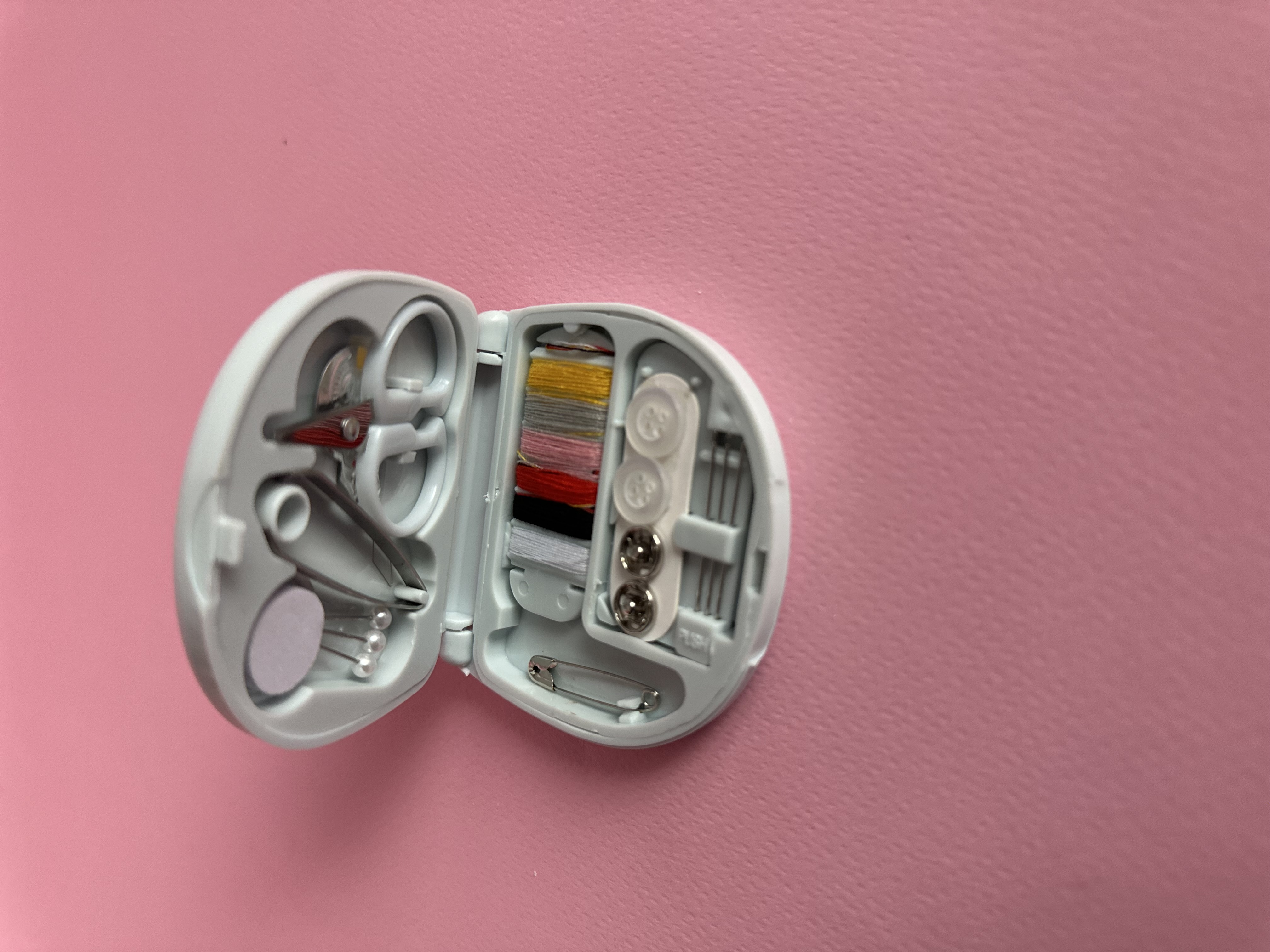 سێتی دەرزی ناو جانتا